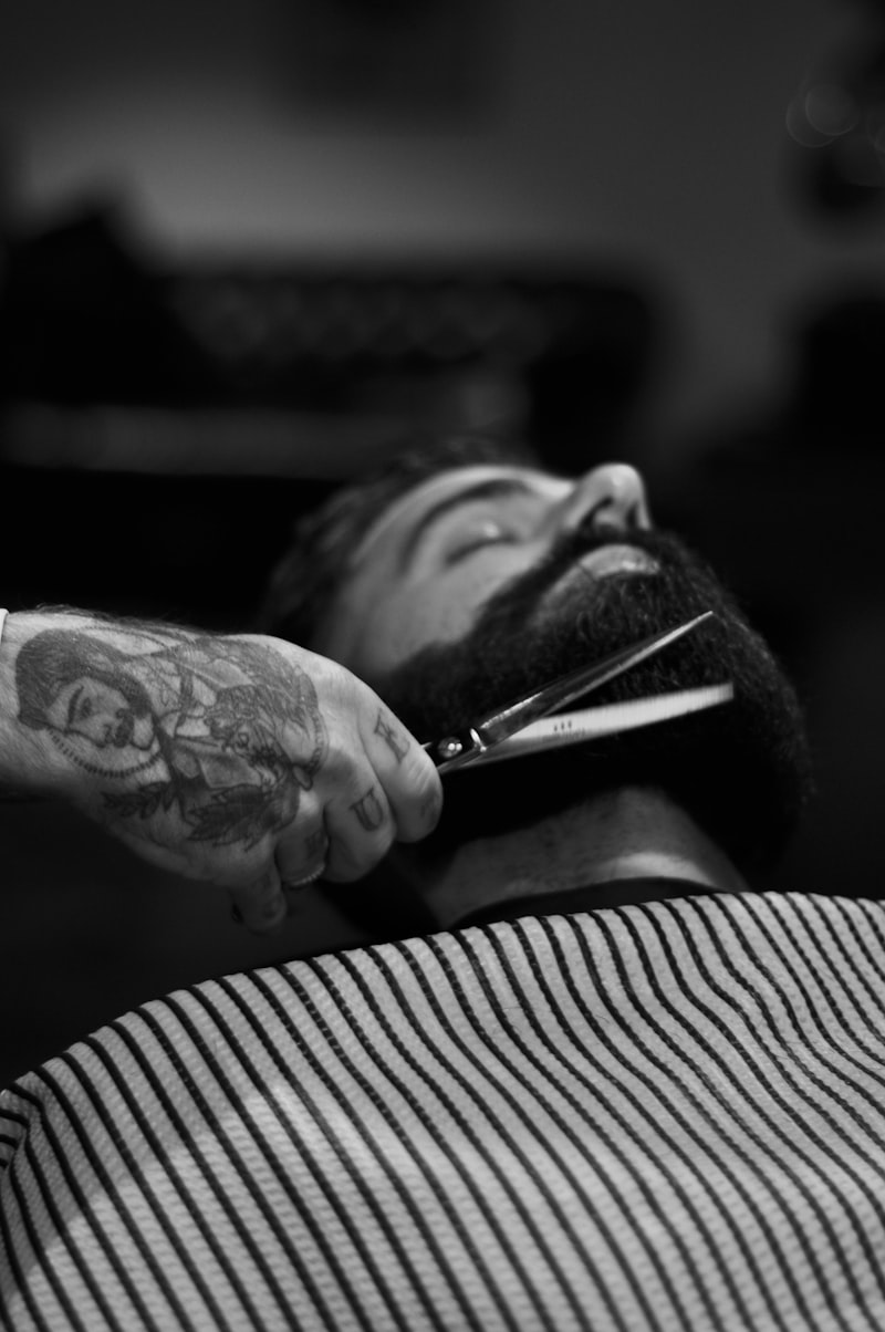 Baard wordt bijgewerkt met een schaar