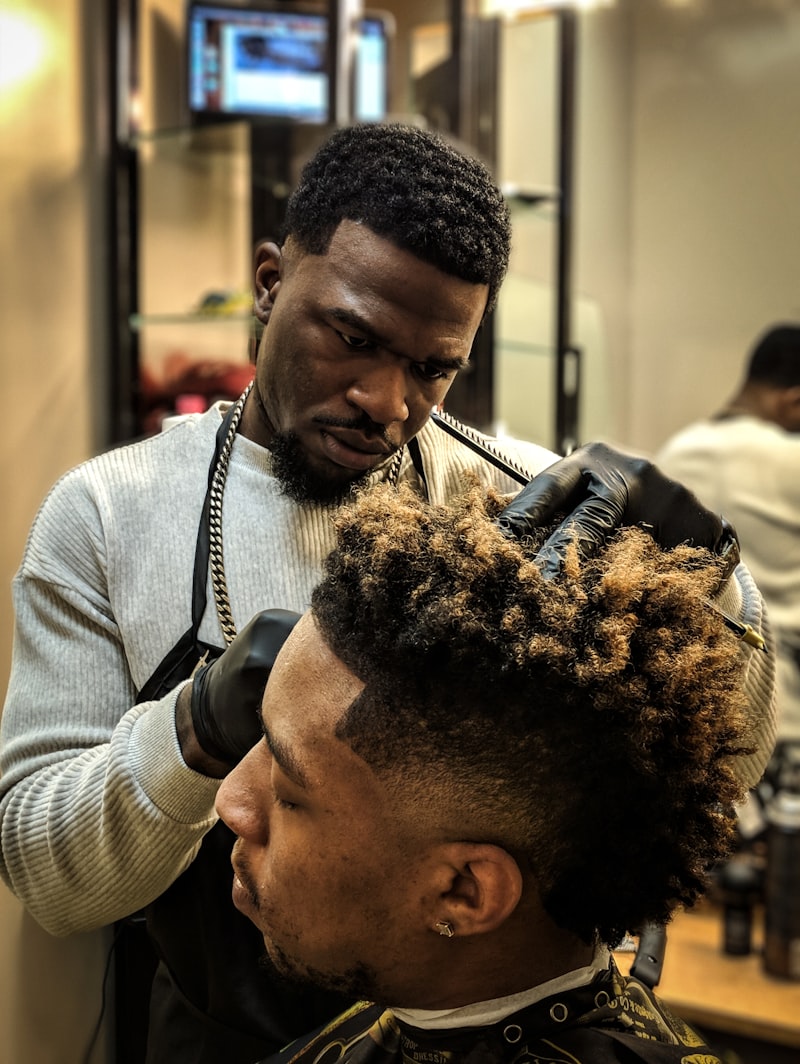 Barber werkt de zijkanten van een kapsel bij