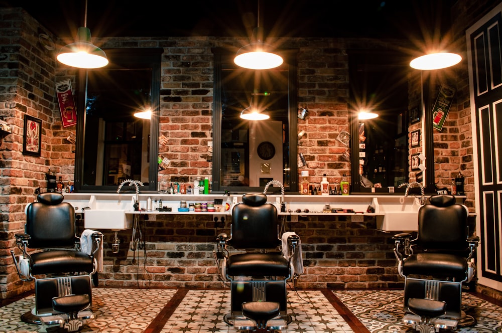 Interieur van de barbershop met barberstoelen en spiegels